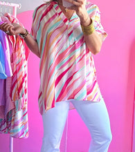 Load image into Gallery viewer, Abstract Print High Low Short Sleeve Blouse