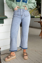 Load image into Gallery viewer, Beau Blue Acid Wash Contrast Edge Pocketed Cropped Jeans