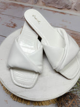 Load image into Gallery viewer, Tiffany Super Soft Sandal in White
