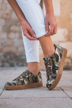 Load image into Gallery viewer, Camo Print sneakers

